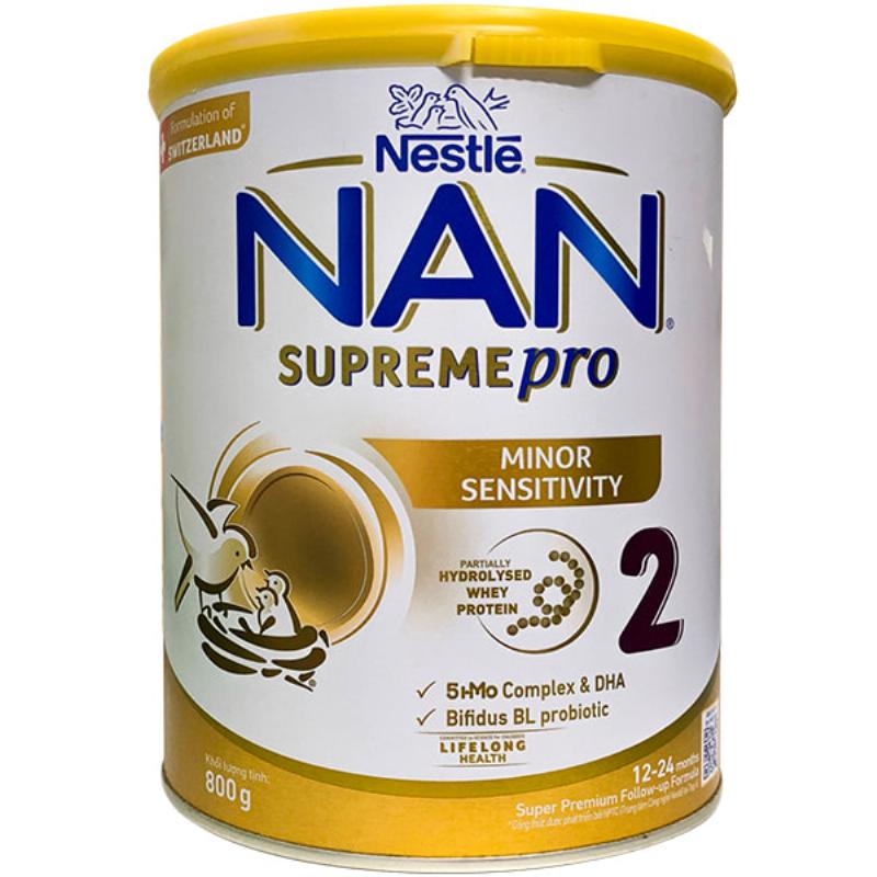 Em bé đang uống sữa NAN HA dành cho trẻ dị ứng một cách vui vẻ và khỏe mạnh, cho thấy sự dung nạp tốt